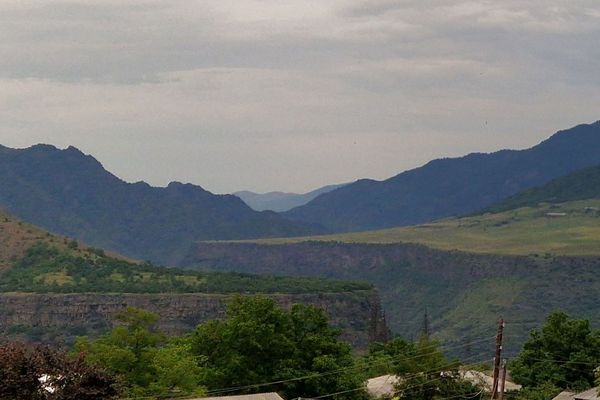 Панорама лесистых гор у монастыря Санаин