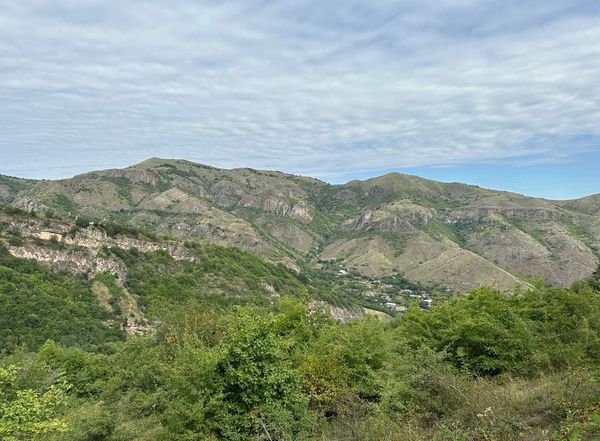 Смотровая у древнего храма под Мовсесом
